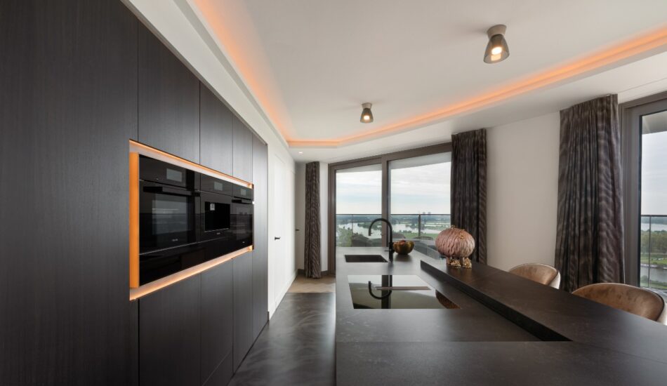 luxueuze keuken met donkere kastenwand en kookeiland