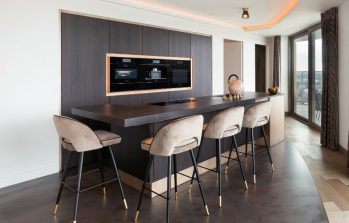 luxueuze keuken met sfeervol kookeiland