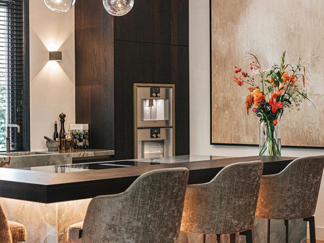 luxueuze keuken met sfeervol kookeiland