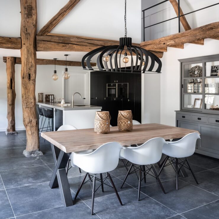 moderne tafel in rustieke boerderij