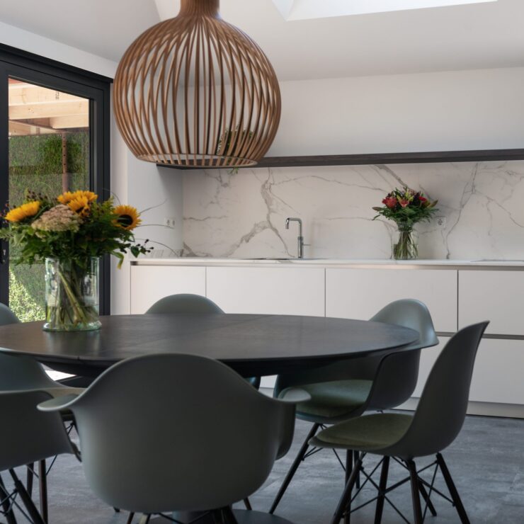 maatwerk tafel in moderne keuken